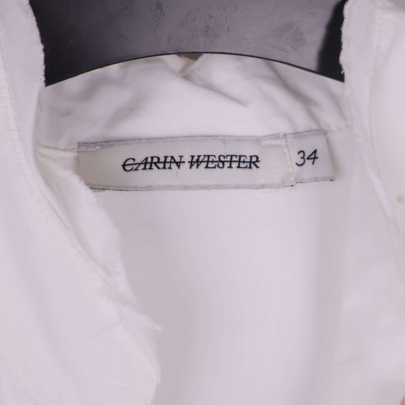 Närbild på Carin Wester-etikett och storlek 34 på kragen