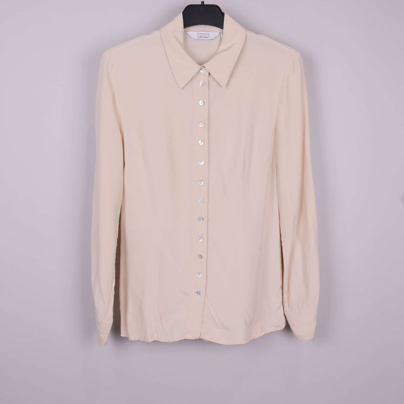 Beige långärmad blus med pärlemorknappar framifrån