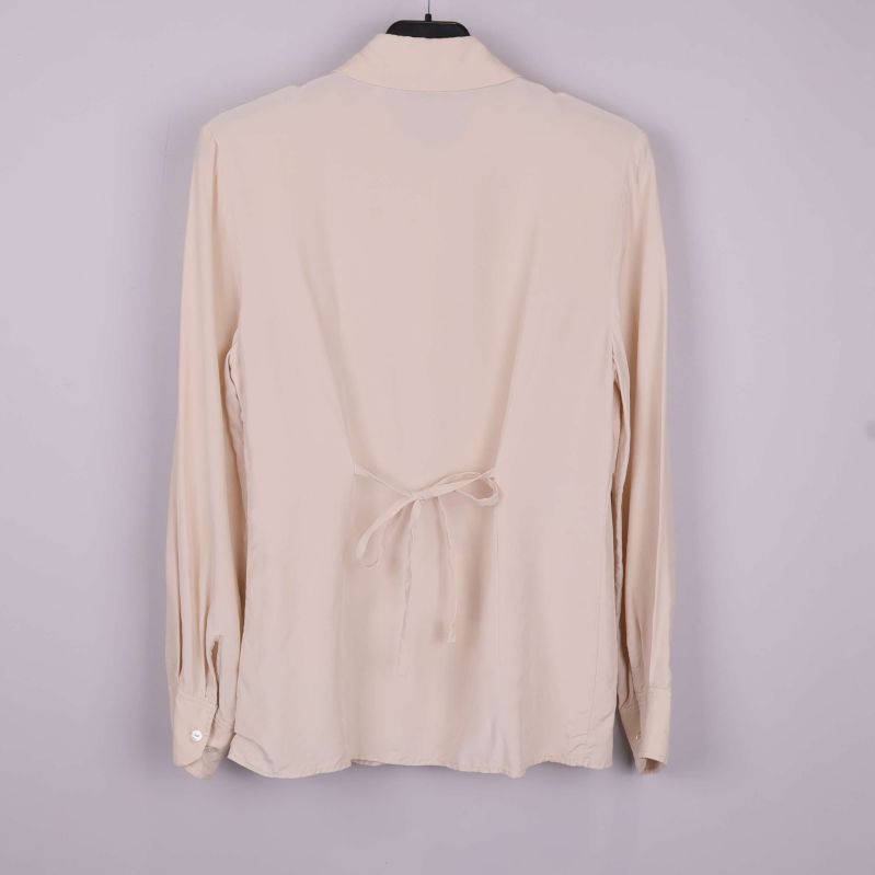 Beige blus sedd bakifrån med knytband