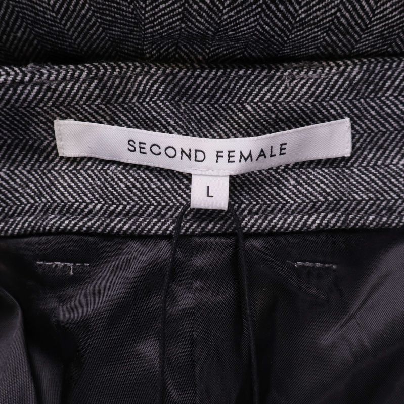 Second Female etikett och storlek L i midjan