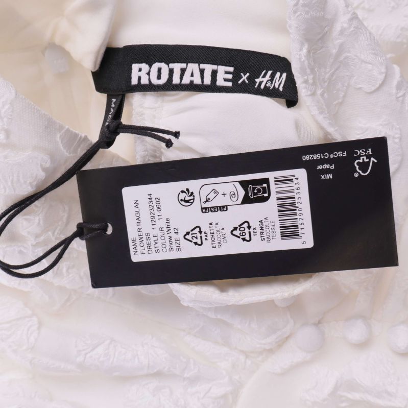 Närbild på etikett Rotate x H&M med skötselråd