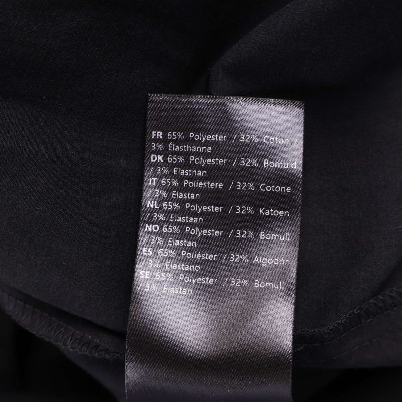 Materialetikett som visar komposition polyester, bomull och elastan