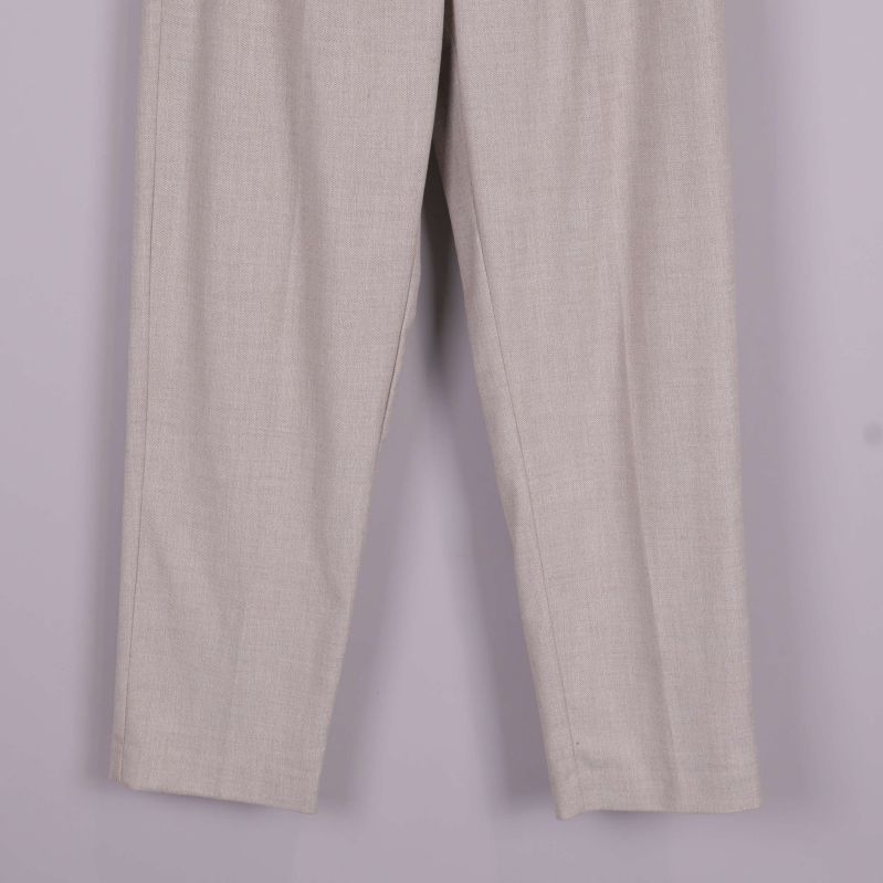 Byxbenens nedre del i ljus beige tyg