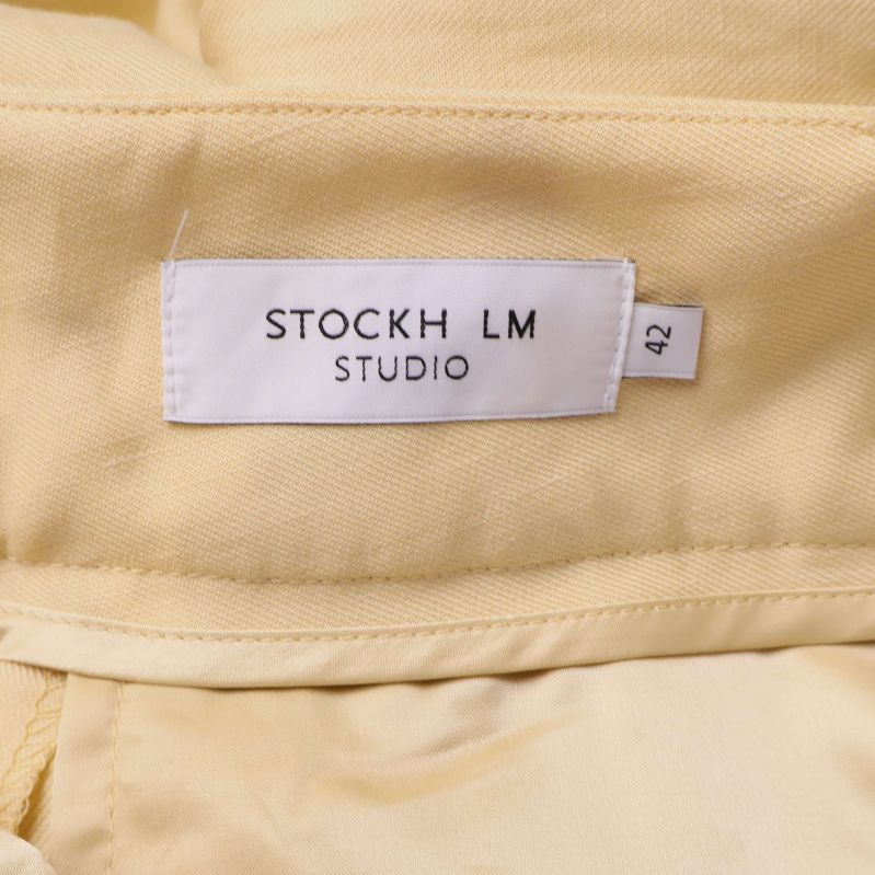 Närbild på etikett med text STOCKH LM STUDIO storlek 42