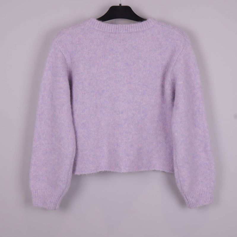 Baksidan av ljuslila stickad kofta på galge