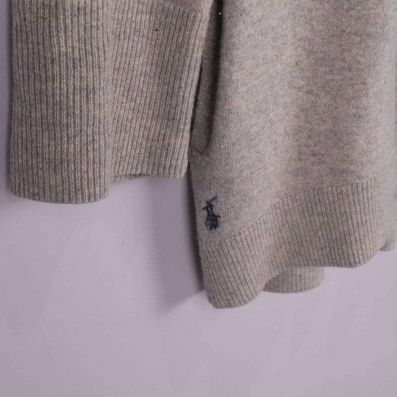 Närbild av blå Ralph Lauren-logga broderad vid fållen