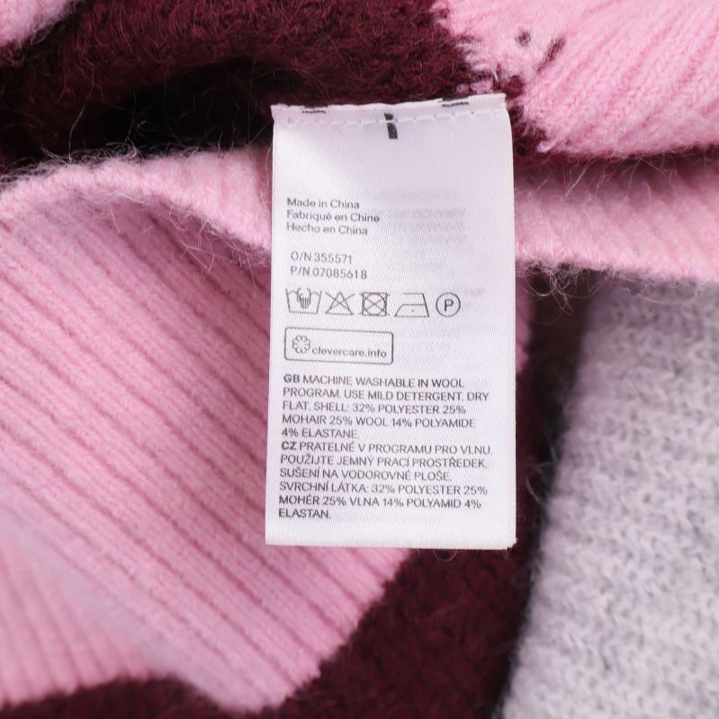 Materialetikett visar tröjans sammansättning i procent