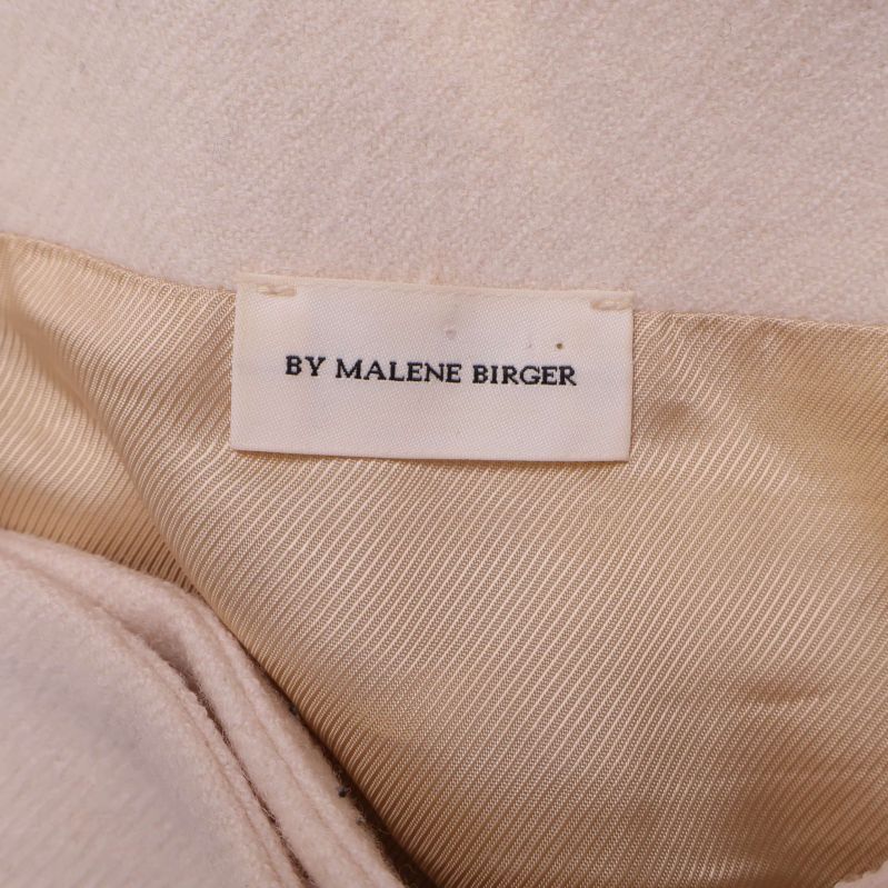 Närbild på By Malene Birger-etikett i kjol