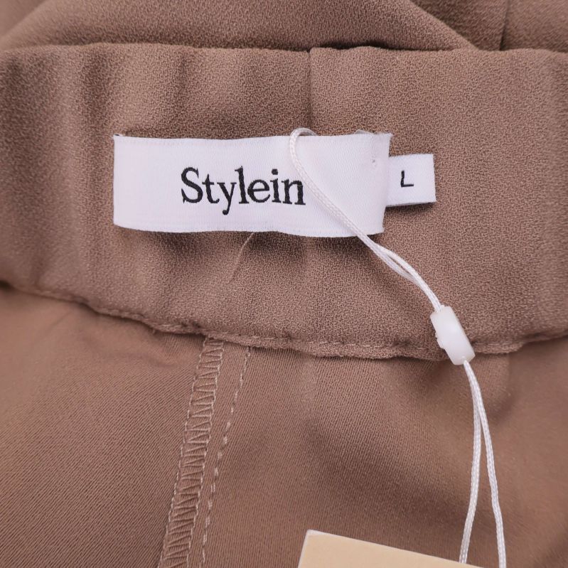 Närbild på Stylein-märke och storlek L i linningen