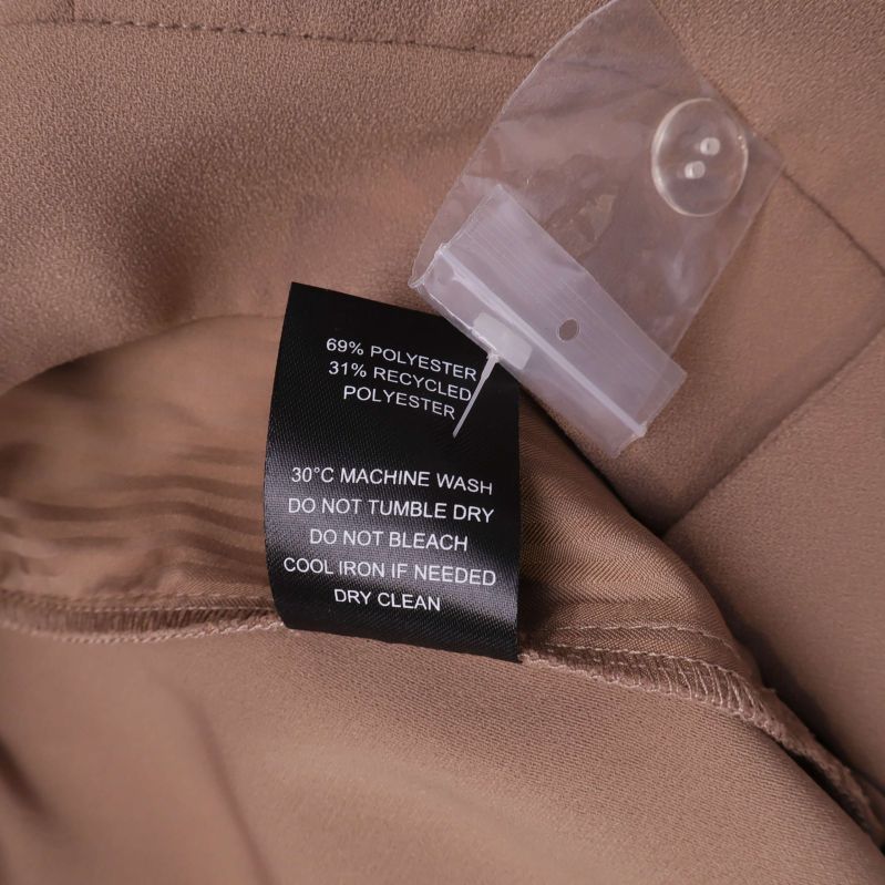 Materiallapp som visar 69% polyester och 31% återvunnen polyester
