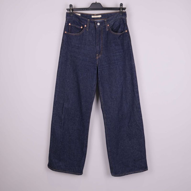 Framsida på mörkblå, vida jeans med hög midja