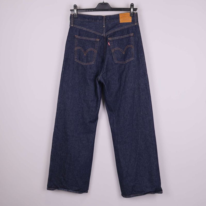 Baksida på vida jeans med kontrastsömmar och klassiska bakfickor