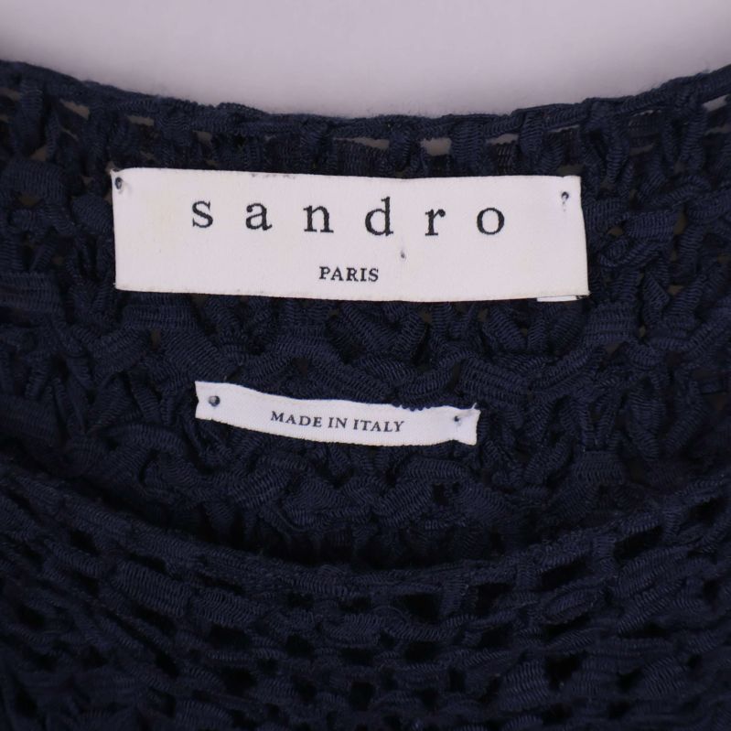 Närbild på Sandro Paris-etikett insydd i halsringningen