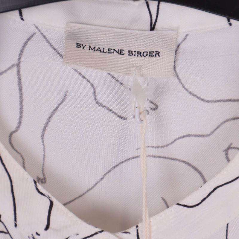 Närbild på etikett med texten By Malene Birger i nacken