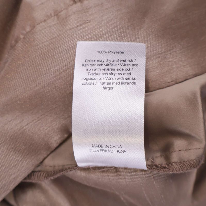Tvättlapp visar 100% polyester i byxorna