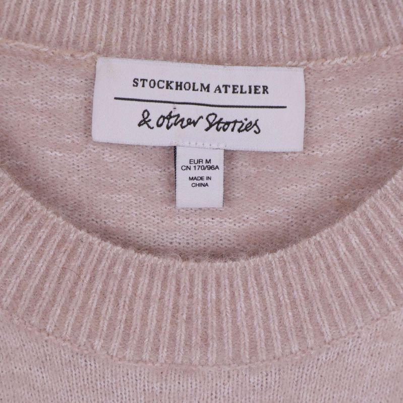 Närbild på varumärkesetikett Stockholm Atelier & Other Stories