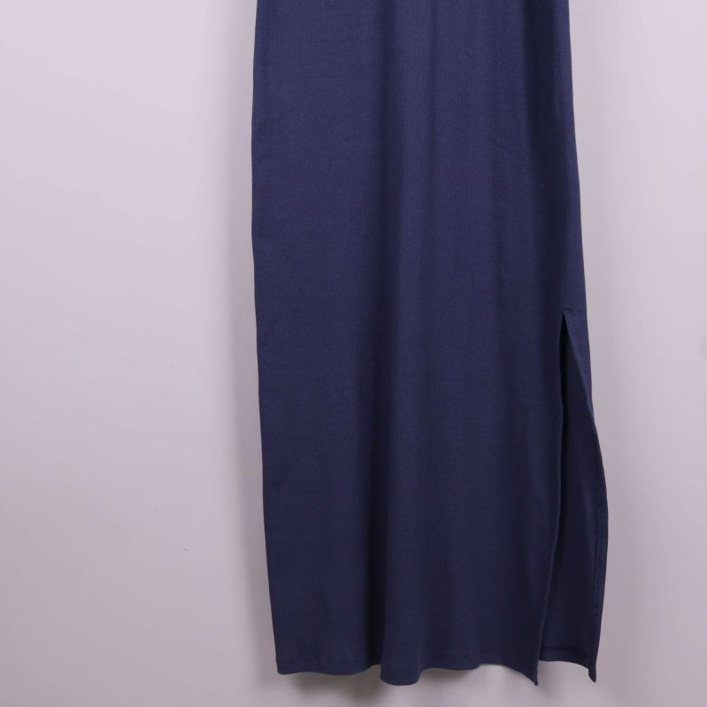 Nederdel av blå klänning med slits i sidan