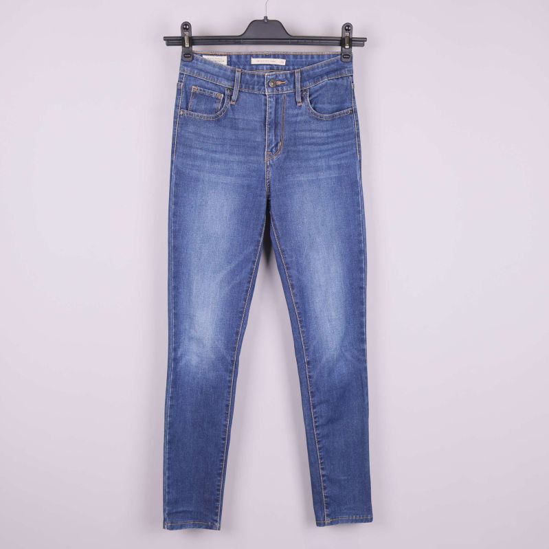 Skinny jeans i ljusblå denim framifrån på galge