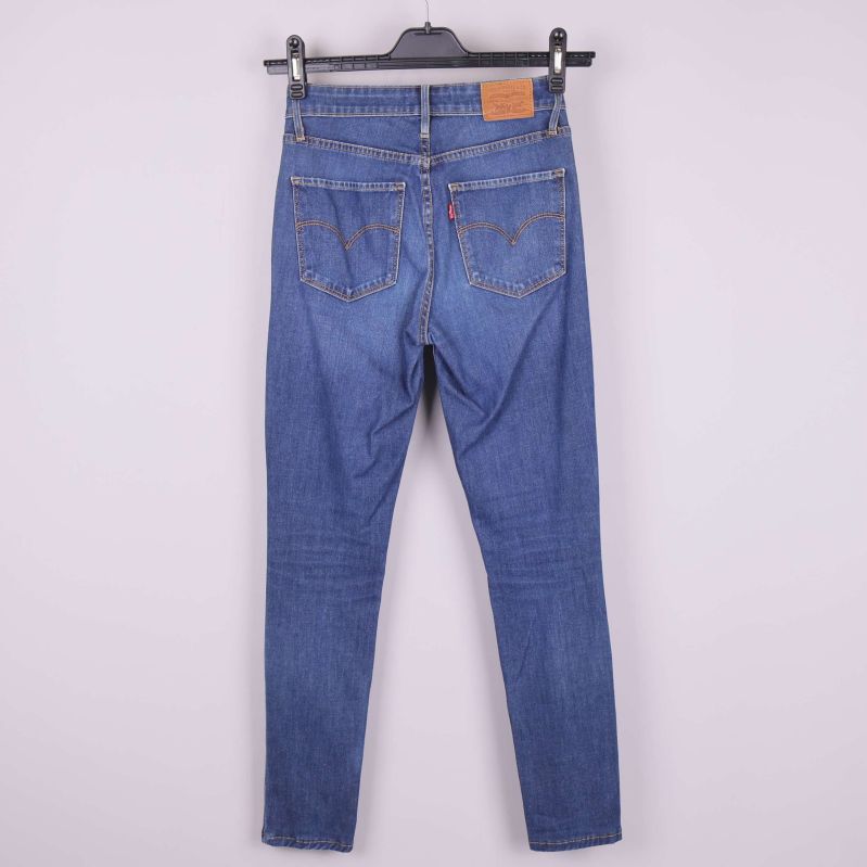 Skinny jeans i ljusblått denim bakifrån med bakfickor