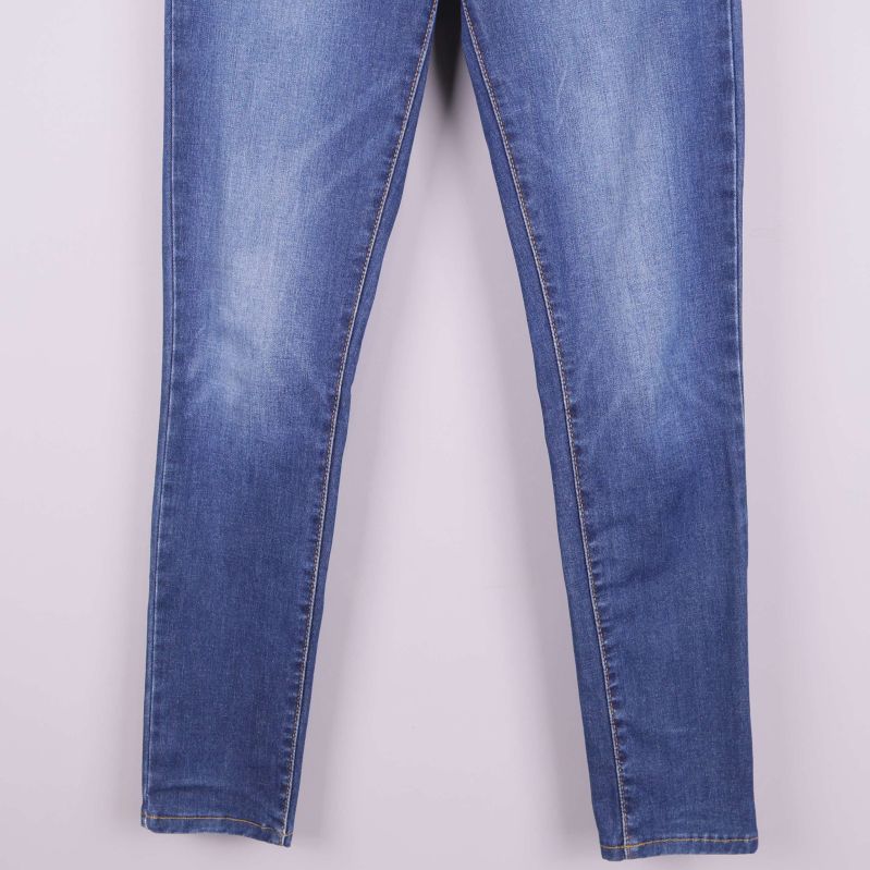 Nedre ben på skinny jeans i ljusblått denim