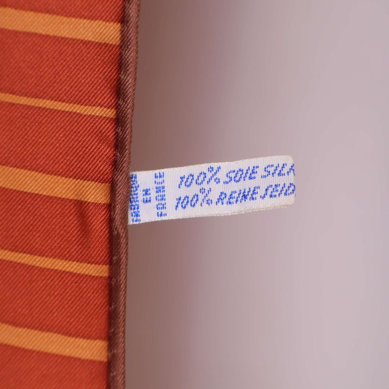Materialetikett med texten 100% siden silk