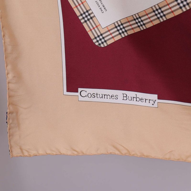 Närbild på texten Costumes Burberry på scarfen
