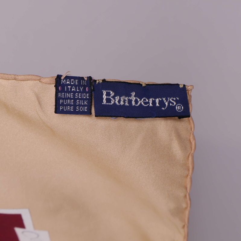 Tygmärke med Burberrys och Pure Silk i hörn