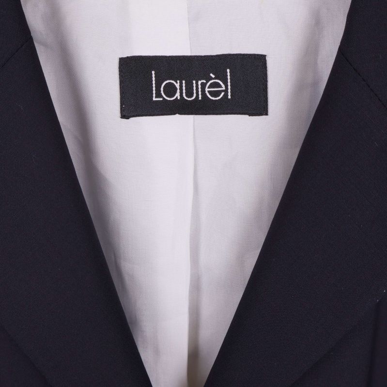 Närbild på Laurèl logotyp i innertyg vid kragen