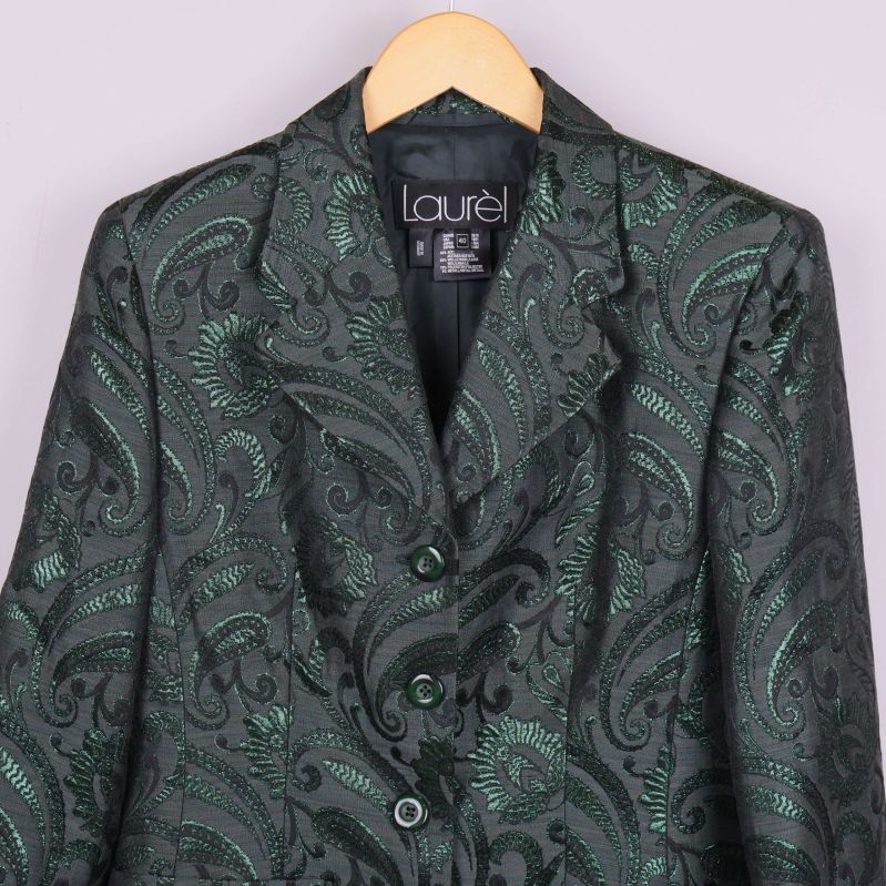 Närbild på blazer med skimrande mönster och knappar