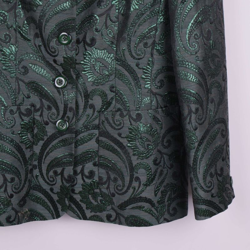 Närbild på nedre delen av blazer med paisleymönster