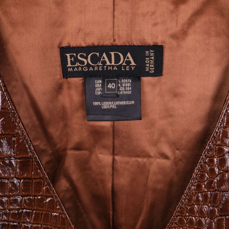 Närbild av Escada-märkesetikett och materialinformation