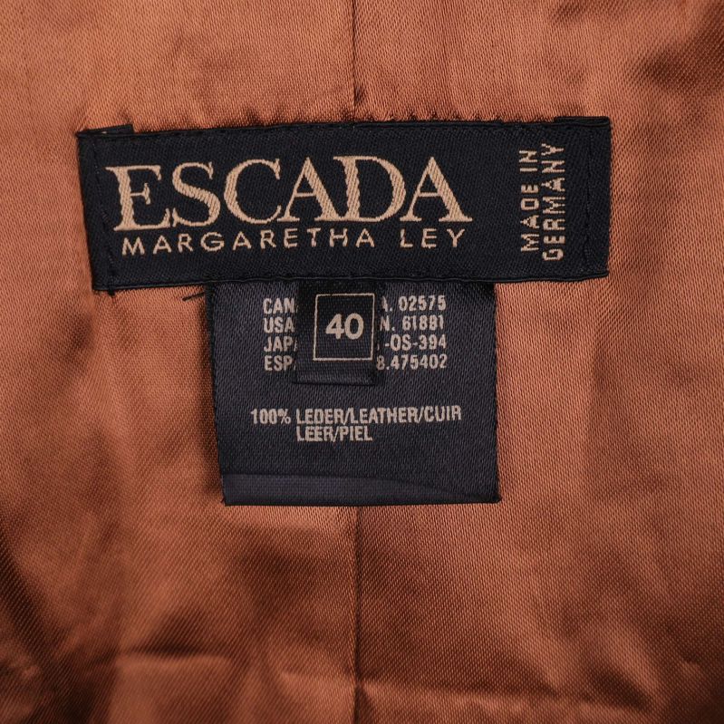 Extra närbild på Escada-märkesetikett och materialetikett