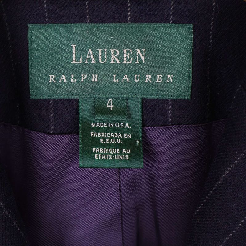 Närbild av grön etikett Lauren Ralph Lauren i kavajen