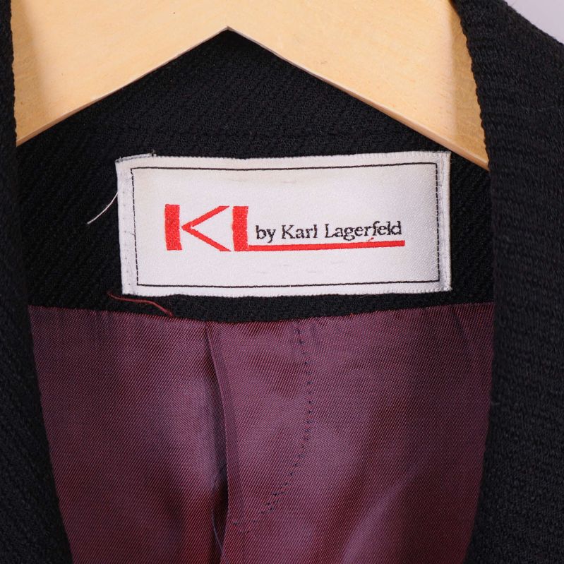 KL by Karl Lagerfeld logotyp på innerkrage och vinrött foder