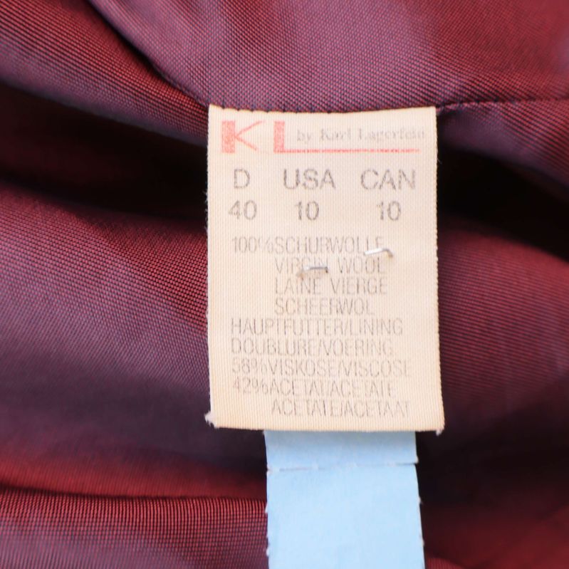 Materialetikett som visar 100% virgin wool och foderinformation