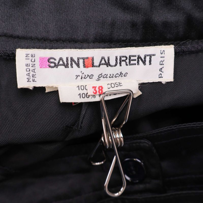 Närbild på Saint Laurent-märke och storlek 38