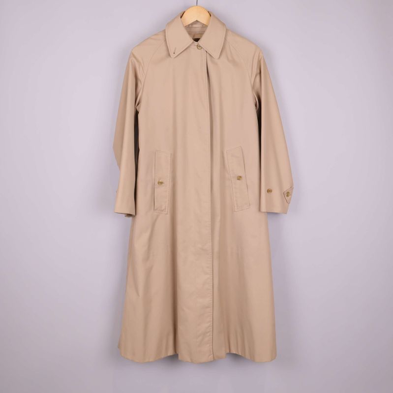 Beige trenchcoat med raka ärmar och fickor fram