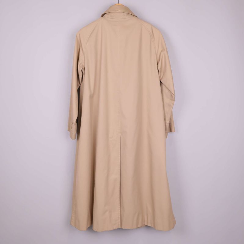 Trenchcoat sedd bakifrån 