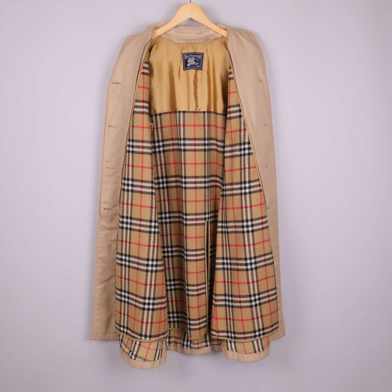 Trenchcoat med öppet rutigt foder och synlig etikett