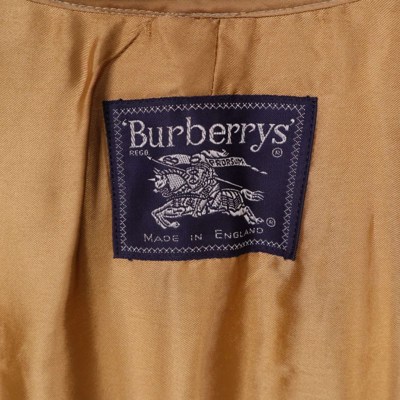 Närbild på Burberrys etikett i jackans foder