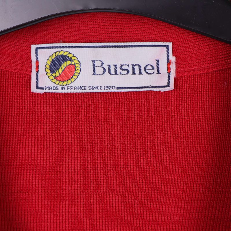 Närbild på Busnel-logotypen i nacken