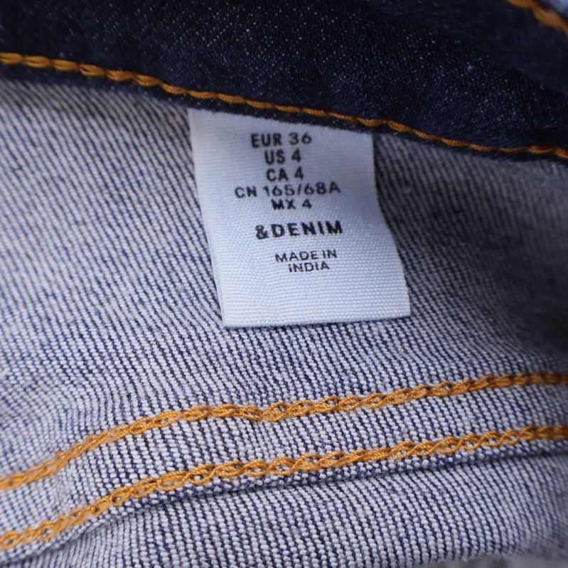 Närbild på storleksetikett i denimkjol EUR 36
