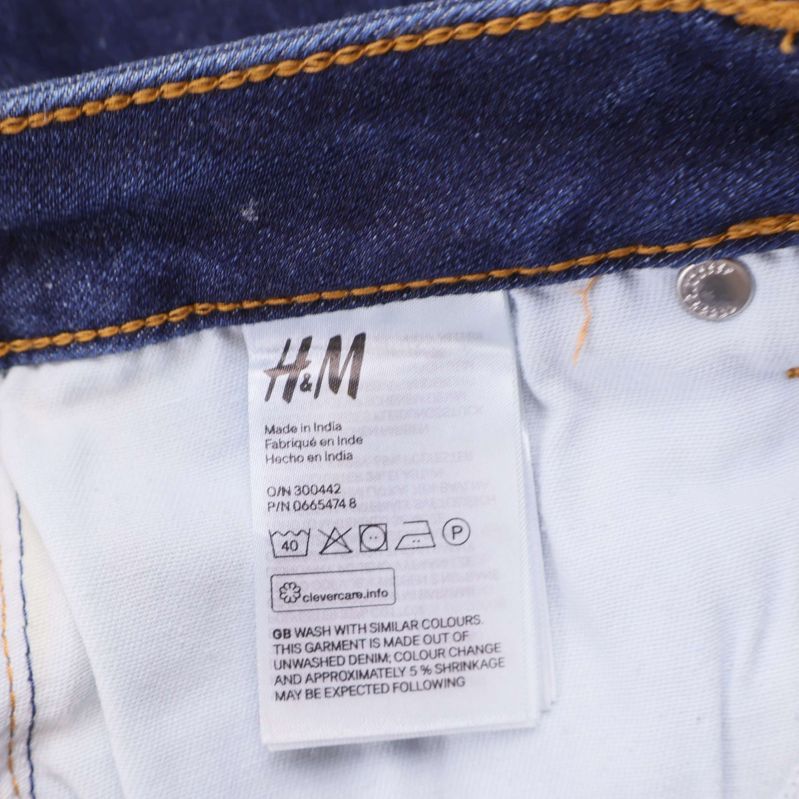 Tvätt- och materialetikett från H&M i denimkjol