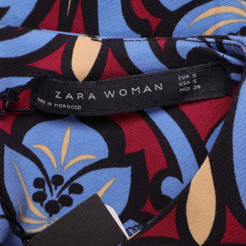 Närbild på etikett med Zara Woman och storlek S