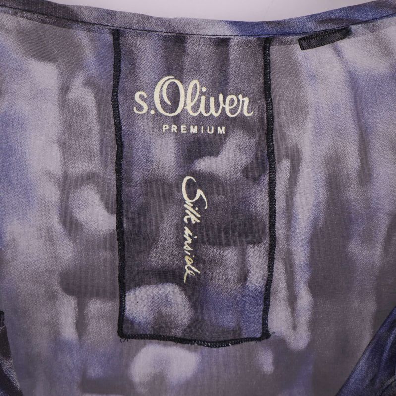 Närbild på s.Oliver Premium etikett inuti blusen