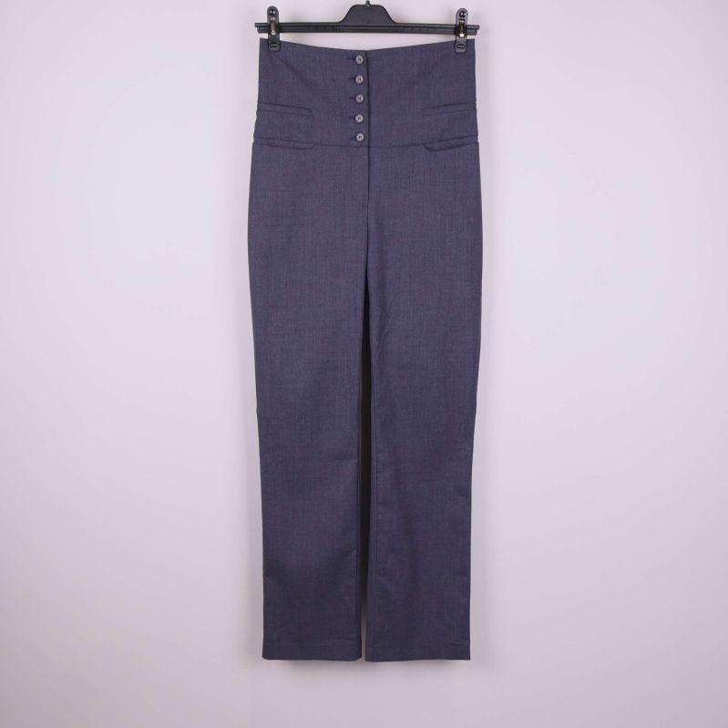 Framsidan av höga byxor med knappar upptill