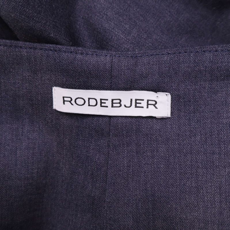Närbild på Rodebjer-märke inuti byxorna