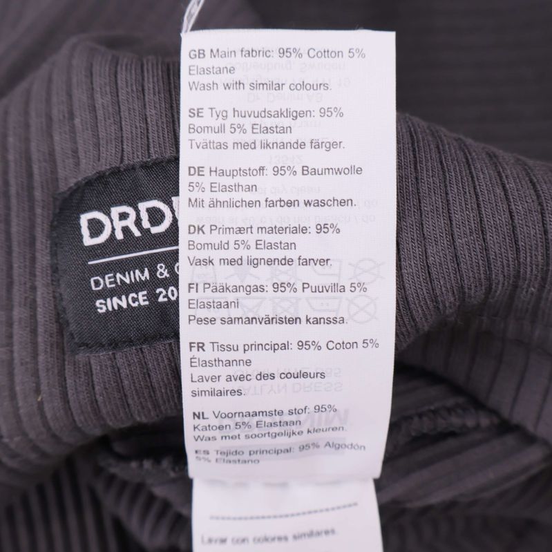 Detaljerad materialinformation på klänningens etikett