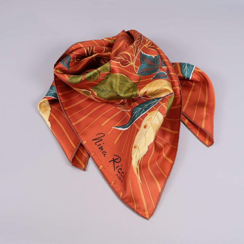 Scarf  vikt i trekant med tydligt bladmotiv