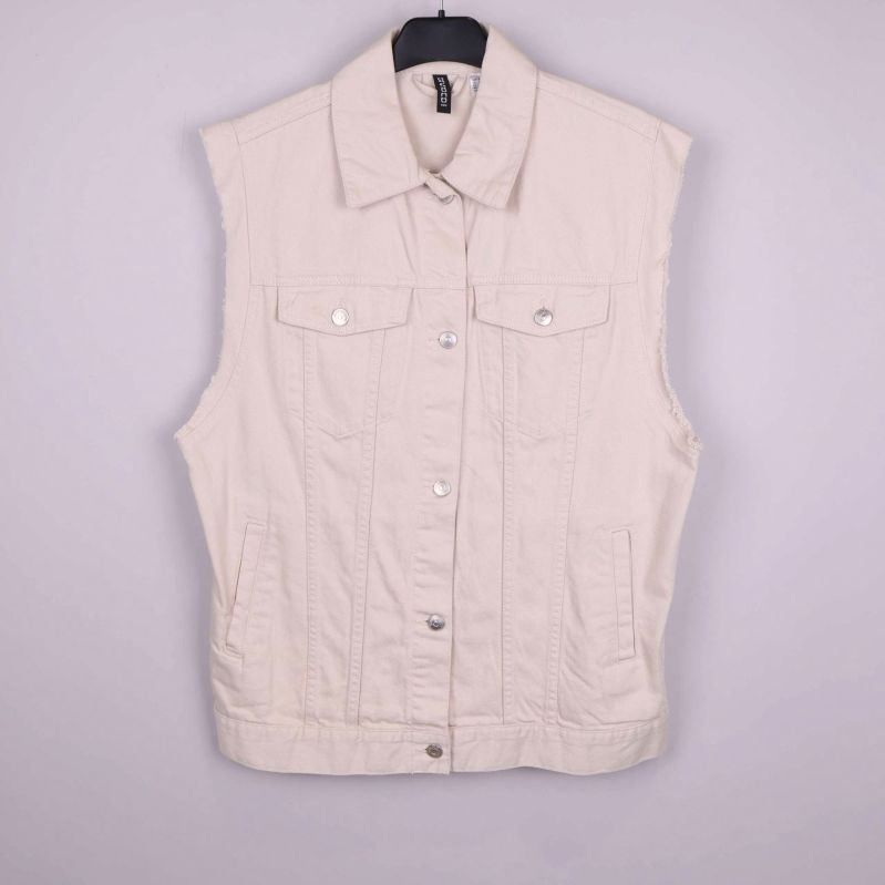 Beige jeansväst från H&M Divided framifrån med knappar